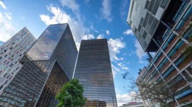 İspanya 'nın Barselona kentindeki gökdelenlerin ve kulelerin üzerinde hareket eden bulutların zamanı