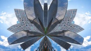 İspanya 'nın Barcelona kentindeki gökdelenlerin ve kulelerin üzerinde hareket eden bulutların zaman çizelgesi küresel bir desen oluşturdu