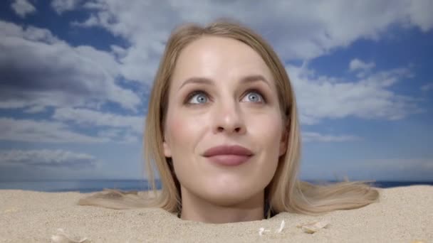 Eine Hübsche Frau Die Strand Bis Zum Kopf Begraben Wurde — Stockvideo