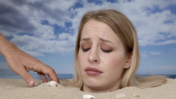 Een Mooie Vrouw Begraven Tot Haar Hoofd Een Strand Met — Stockvideo