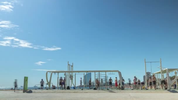 Barceloneta Plajı Barselona Daki Açık Hava Spor Salonunda Insanlar Antrenman — Stok video