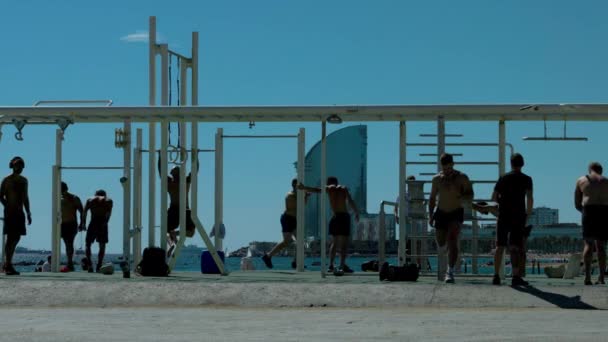 Тренировки Тренировки Открытом Тренажерном Зале Пляже Barceloneta Барселона — стоковое видео