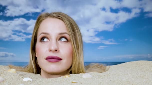 Una Mujer Bonita Enterrada Cabeza Una Playa Mirando Alrededor — Vídeo de stock