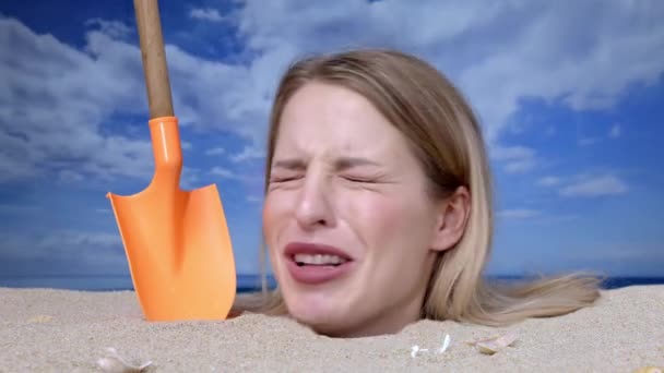 Испуганная Эмоциональная Женщина Похороненная Пляже Лопатой Рядом Головой — стоковое видео