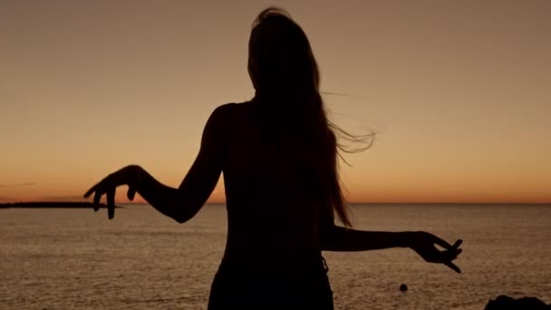 Mulher Bonita Dançando Contra Mar Cintilante Céu Nascer Sol — Vídeo de Stock