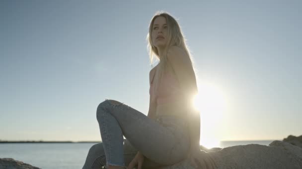 Mulher Bonita Sentada Rochas Contra Mar Cintilante Céu Nascer Sol — Vídeo de Stock