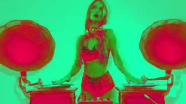 Klasik gramofonların arkasında dans eden bir kadın DJ.