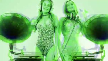 Klasik gramofonların arkasında dans eden tek yumurta ikizi kadın DJ 'ler.