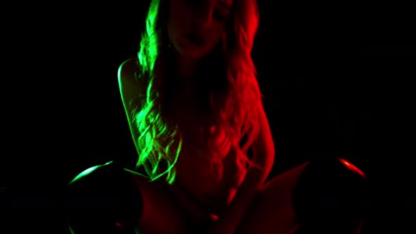 Mujer Hermosa Posando Desnuda Casi Sombra Con Suaves Luces Azules — Vídeos de Stock