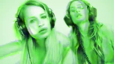 Renkli bir şekilde hareket eden iki güzel disko dansçısı.