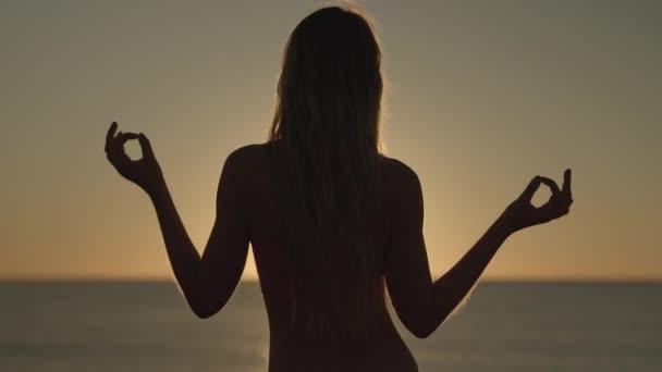 Krásná Žena Tančící Proti Třpytivému Moři Obloze Při Východu Slunce — Stock video