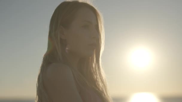 Mulher Bonita Contra Mar Cintilante Céu Nascer Sol — Vídeo de Stock