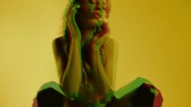 Güzel bir kadın. Kulaklıkla poz veriyor. Hipnotize edici ışık efektleri var.