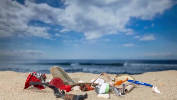 Ein Schöner Strand Der Müll Und Abfall Auffüllt — Stockvideo