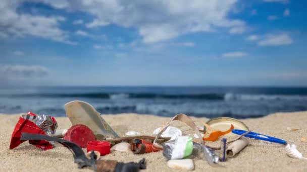 一个漂亮的海滩 塞满垃圾 — 图库视频影像