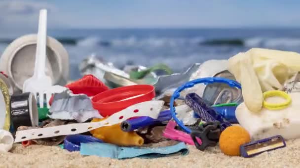 Ein Schöner Strand Der Müll Und Abfall Auffüllt — Stockvideo