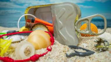 Çöp ve çöplerle dolu güzel bir sahil. 