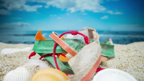 一串串不同的垃圾堆在美丽的海滩上 — 图库视频影像