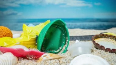 Çöpleri ve çöpleri dolduran güzel bir sahil. 