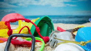 Çöpleri ve çöpleri dolduran güzel bir sahil. 