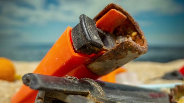 Una Hermosa Playa Llena Basura Basura Encendedores Cigarrillos Viejos Están — Vídeos de Stock