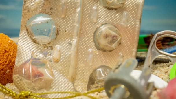 一个美丽的海滩满满的垃圾 专注于一个药丸泡包 — 图库视频影像