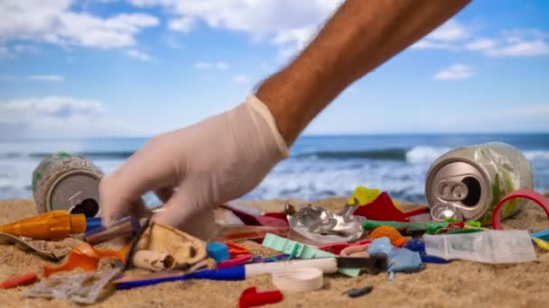 Handske Som Plockar Upp Skräp Förstörd Strand — Stockvideo