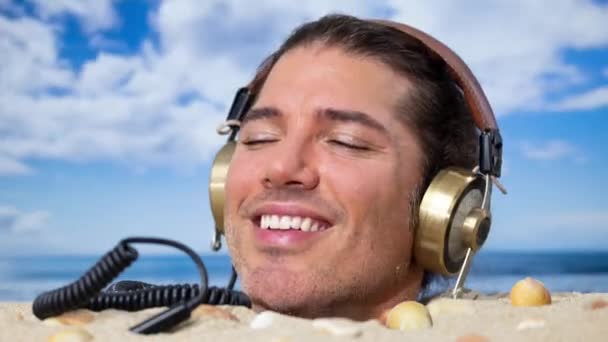 Uomo Sepolto Fino Alla Testa Una Spiaggia Ascoltare Musica Con — Video Stock