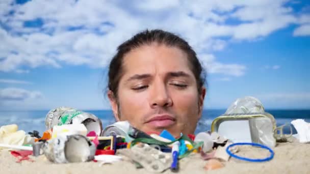 Чоловік Похований Голови Пляжі Покритому Сміттям Пластиковими Відходами — стокове відео