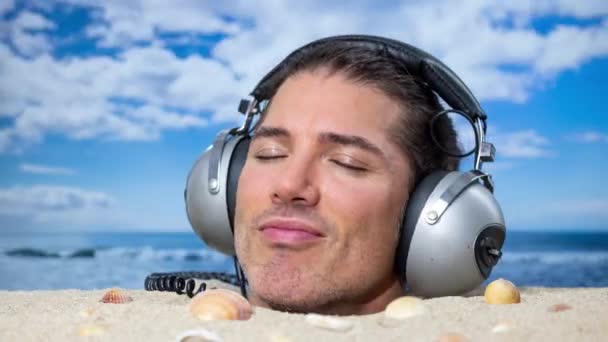 Hombre Enterrado Cabeza Una Playa Escuchando Música Con Auriculares — Vídeo de stock