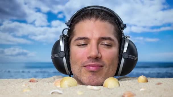 Uomo Sepolto Fino Alla Testa Una Spiaggia Ascoltare Musica Con — Video Stock