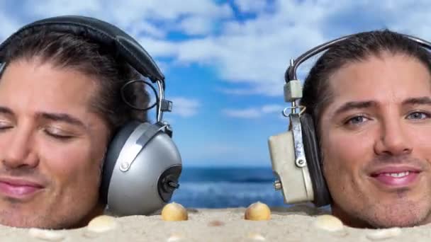 Muž Pohřbený Uši Pláži Poslouchající Hudbu Sluchátkách — Stock video