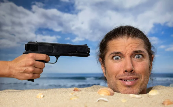 Hombre Enterrado Cabeza Una Playa Con Arma Apuntándole Cabeza — Foto de Stock