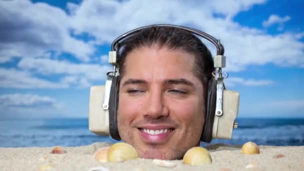 Hombre Enterrado Cabeza Una Playa Escuchando Música Con Auriculares — Vídeos de Stock