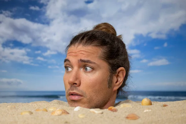 Ein Mann Der Bis Zum Kopf Einem Strand Begraben Liegt — Stockfoto