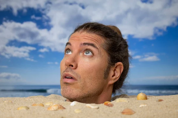 Ein Mann Der Bis Zum Kopf Einem Strand Begraben Liegt — Stockfoto