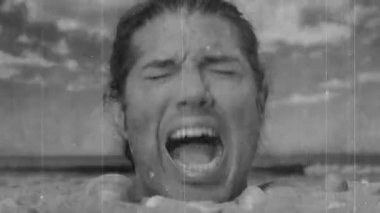 Kafasına kadar korku ve öfkeyle bağıran bir adam.