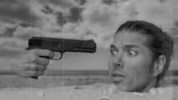Человек Закопанный Головы Пляже Пистолетом Направленным Ему Голову — стоковое видео