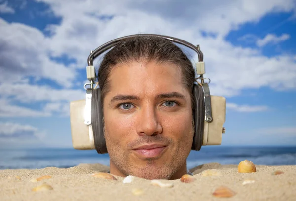 Muž Pohřbený Uši Pláži Poslouchající Hudbu Sluchátkách — Stock fotografie