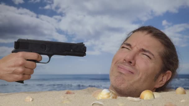 Een Man Begraven Tot Haar Hoofd Een Strand Met Een — Stockvideo