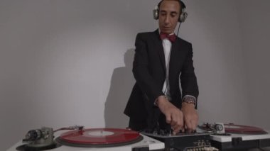 Havalı bir Djing şık bir takım elbise giyiyor.
