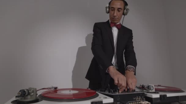 Homme Cool Djing Portant Costume Intelligent — Video