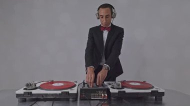 Havalı bir Djing şık bir takım elbise giyiyor.