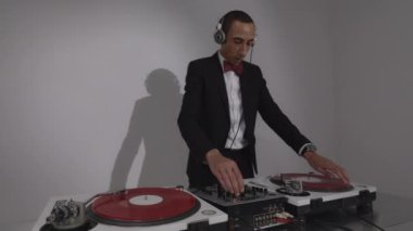 Havalı bir Djing şık bir takım elbise giyiyor.