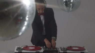 Havalı bir Djing şık bir takım elbise giyiyor.