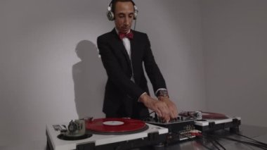 Havalı bir Djing şık bir takım elbise giyiyor.