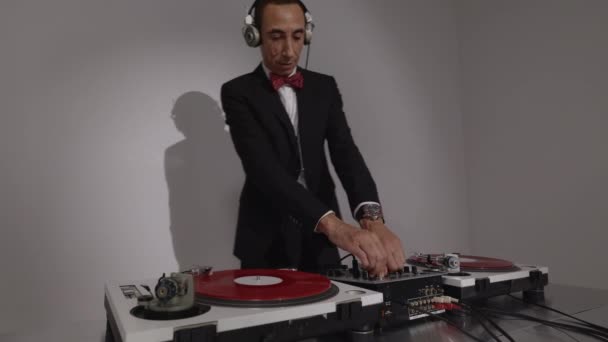 Homem Legal Djing Vestindo Terno Inteligente — Vídeo de Stock