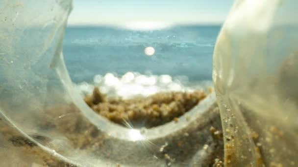 Egy Gyönyörű Napos Strand Szeméttel Szeméttel Tenger Átlátott Egy Műanyag — Stock videók