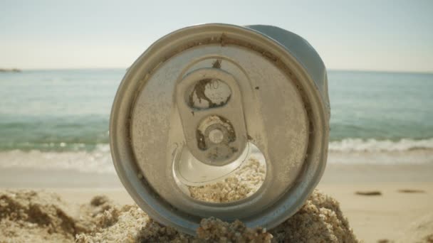 一个美丽的阳光明媚的海滩 上面有垃圾金属饮料 — 图库视频影像