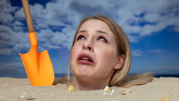 Orolig Kvinna Begravd Sand Stranden Med Spade — Stockfoto